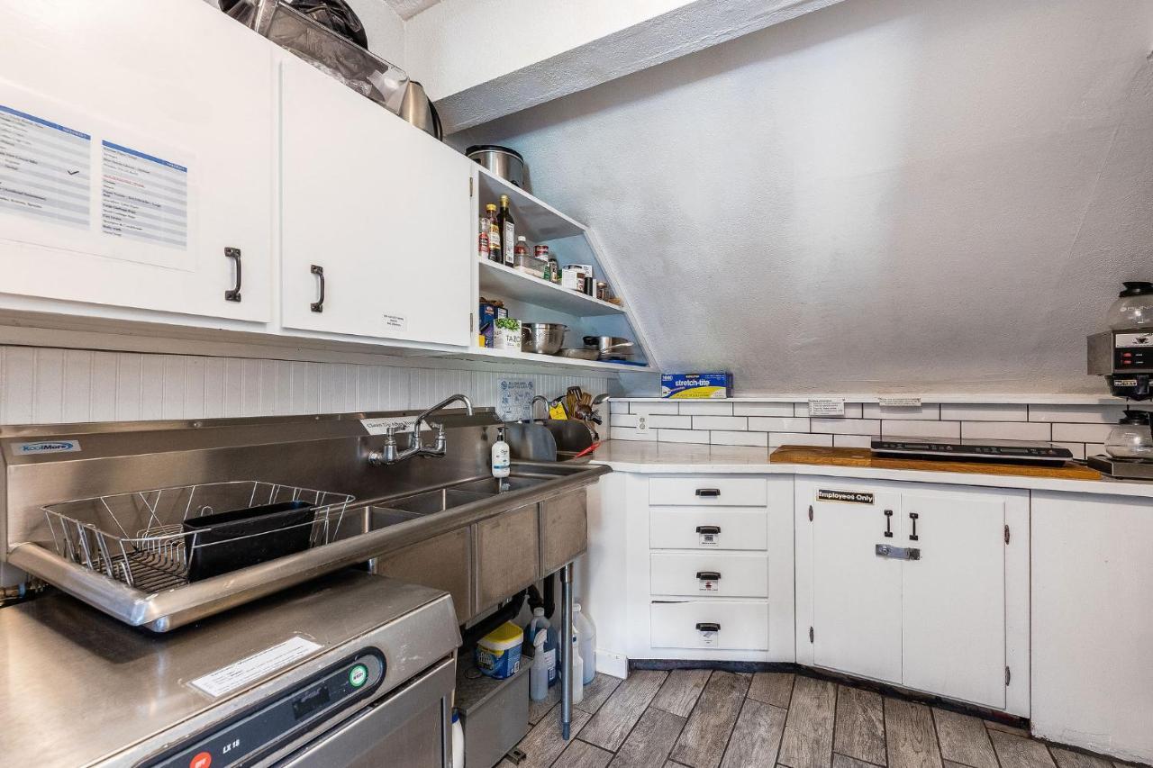 Small Room - One Twin Bed, Shared Bathroom,1269151033:JPEG