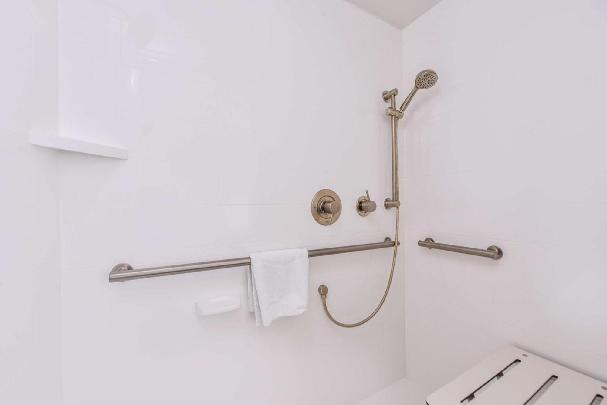 Quarto Duplo com Chuveiro Acessível a Cadeirantes - Acessível para Hóspedes com Mobilidade Reduzida - Não Fumantes