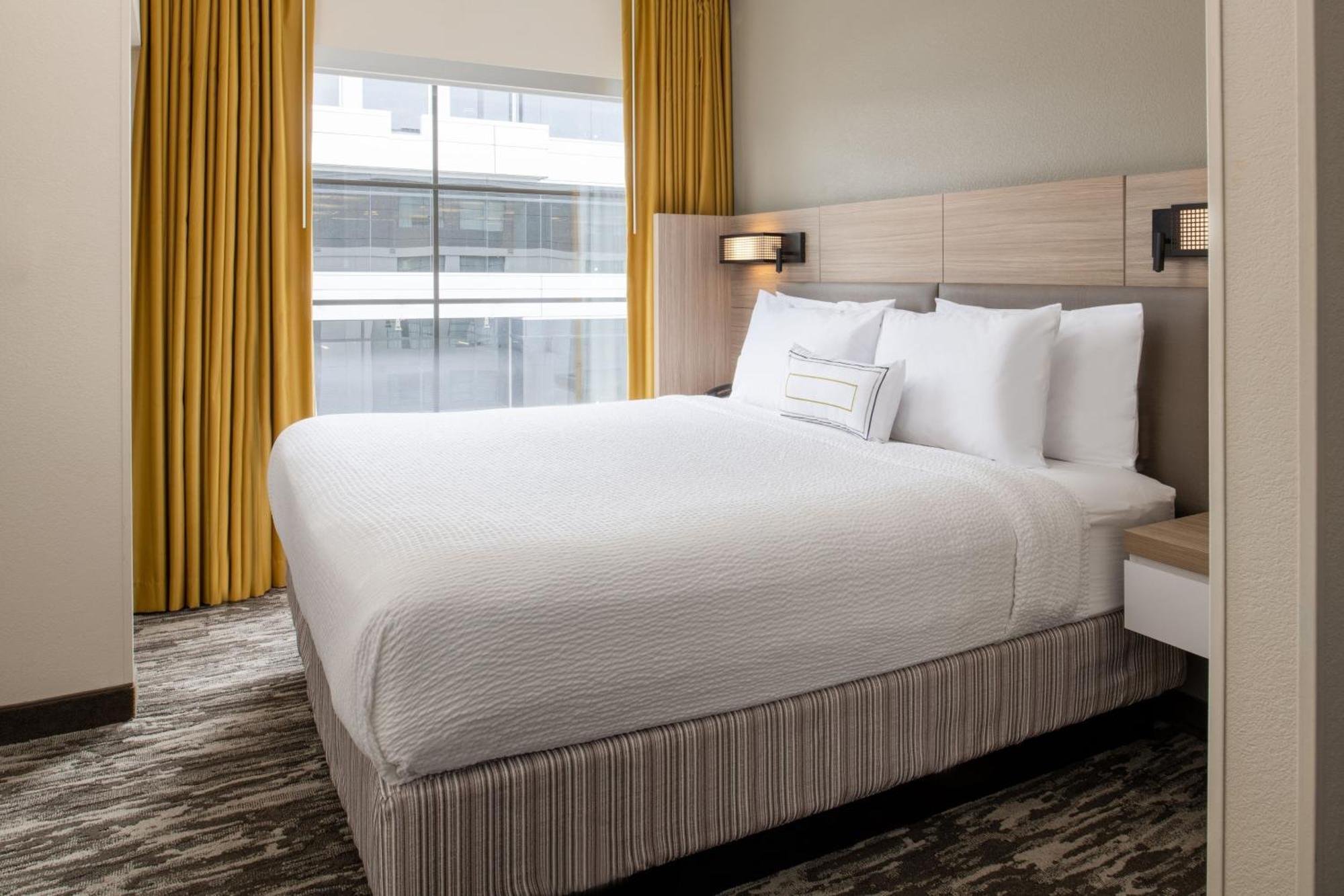 King Suite with Bathtub and Trundle Sofa - Mobility Access/Hearing Accessible
