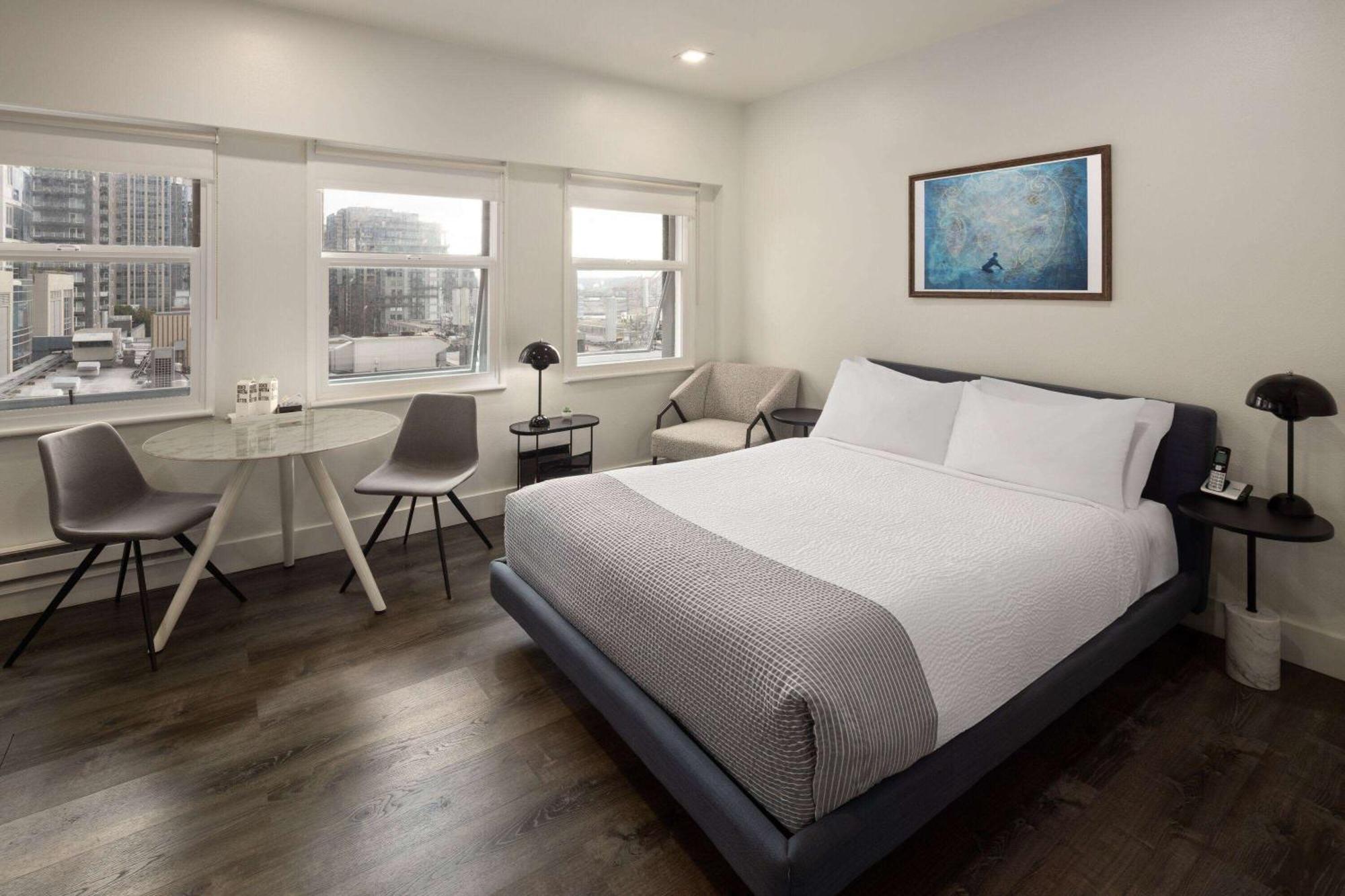 Studio Apartment with City View - Non-Smoking