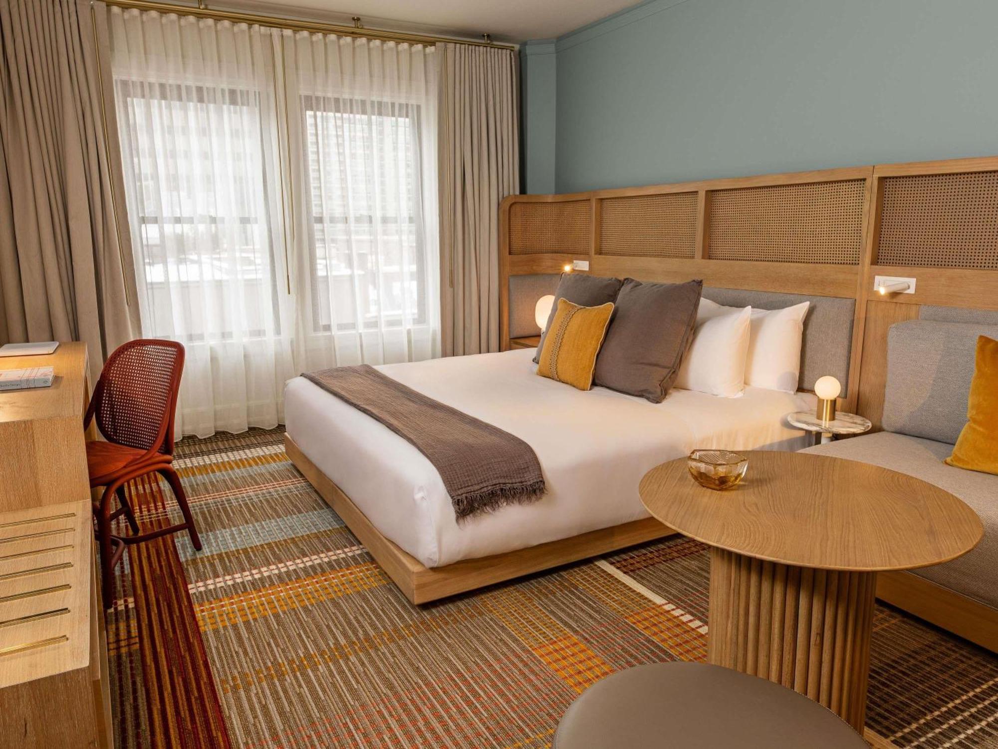 Superior King Room Cityview