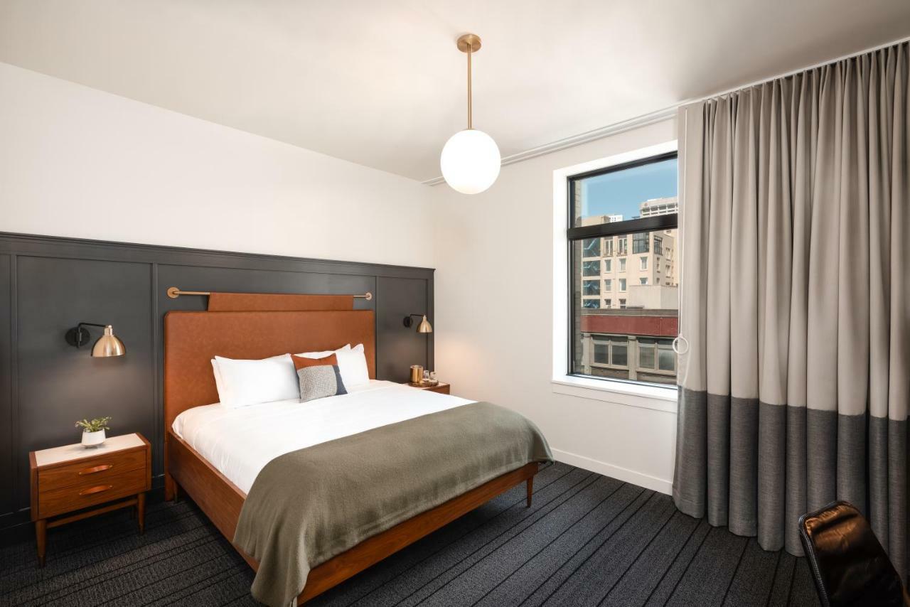 Zimmer mit Kingsize-Bett und Stadtblick