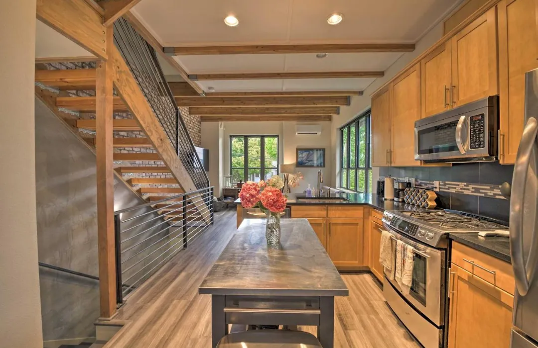 Upscale Home With Patio Walk To Green Lake Park-1