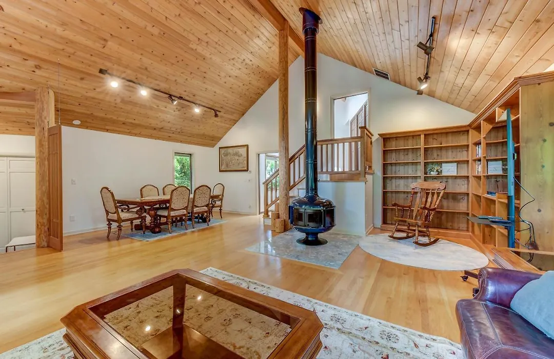 Spacious Cabin Style Home With Hot Tub, Sauna, Ac, King Bed, Loft, Free Parking-1