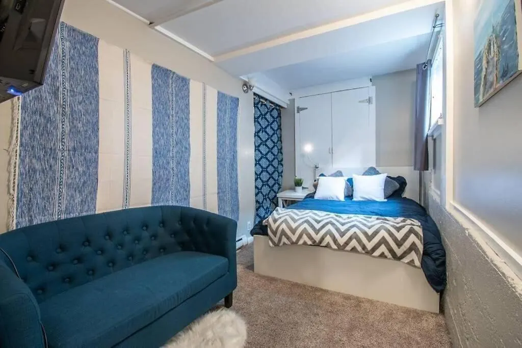 Central 2 Bedroom Unit With 3 Beds And 3 Large Tvs-1