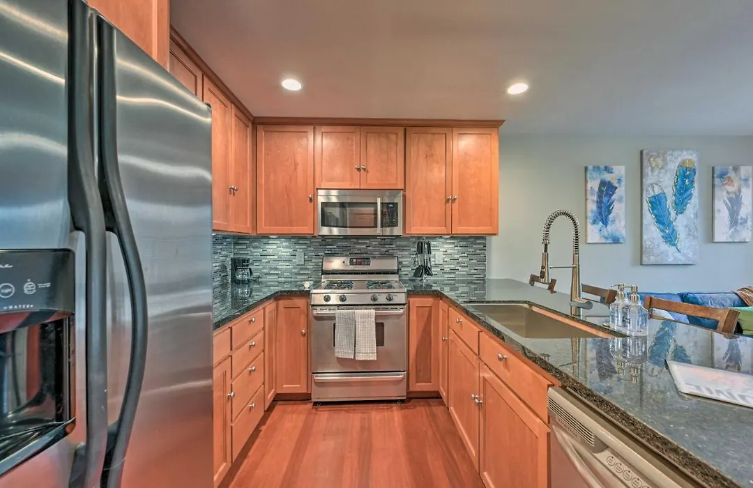 Stylish Townhome About 6 Miles To Downtown Seattle!-1