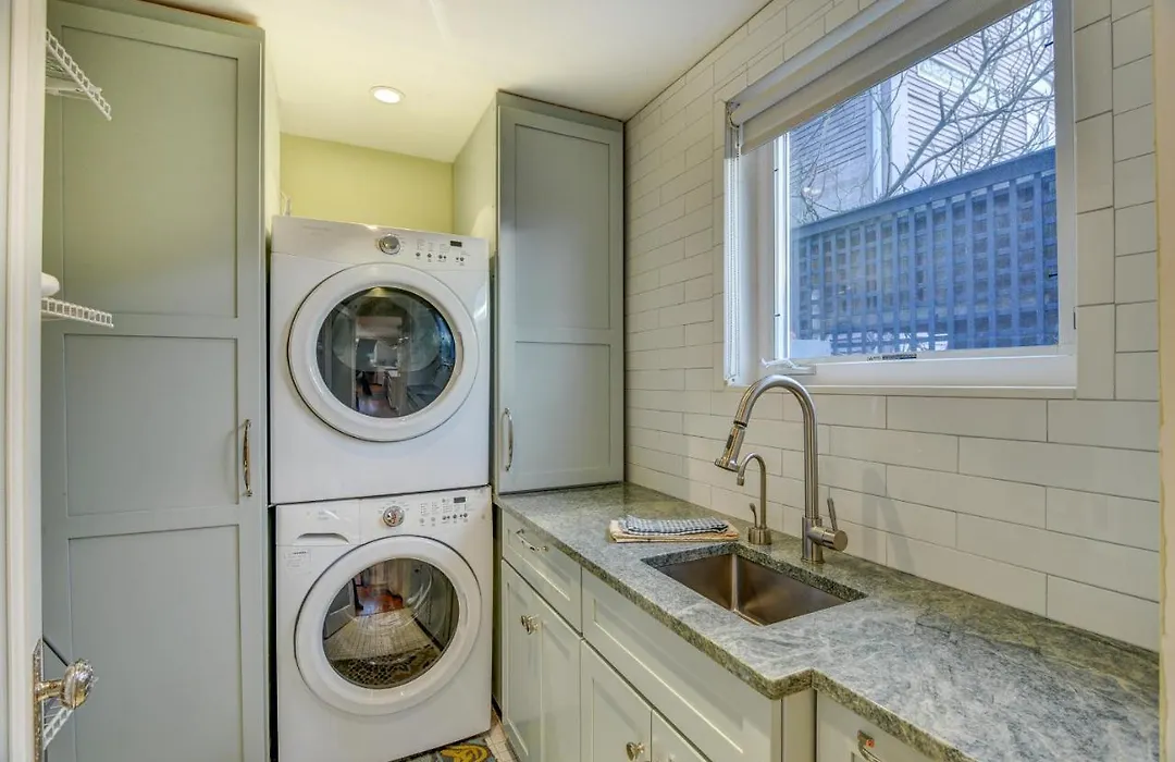 "The Fremont Lookout" With Deck & Gourmet Kitchen! Apts-1
