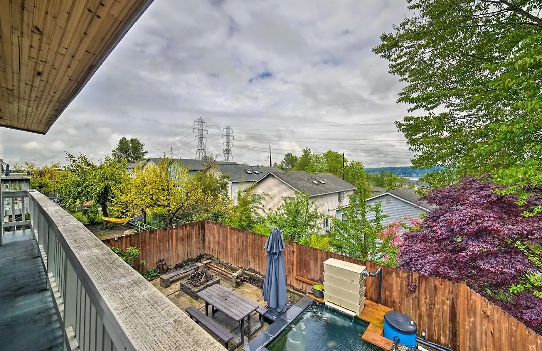 Modern Home With Balcony 9 Mi To Downtown Seattle!-1