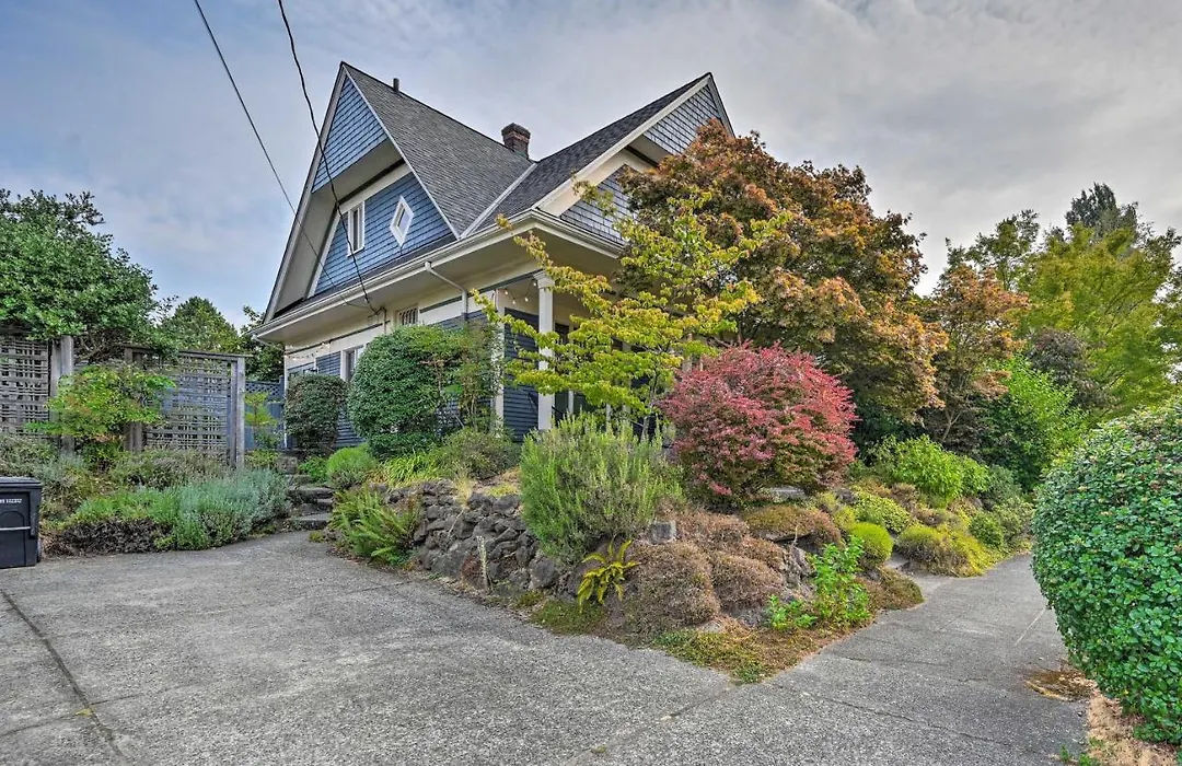 Stunning Queen Anne House With Private Patio!-1