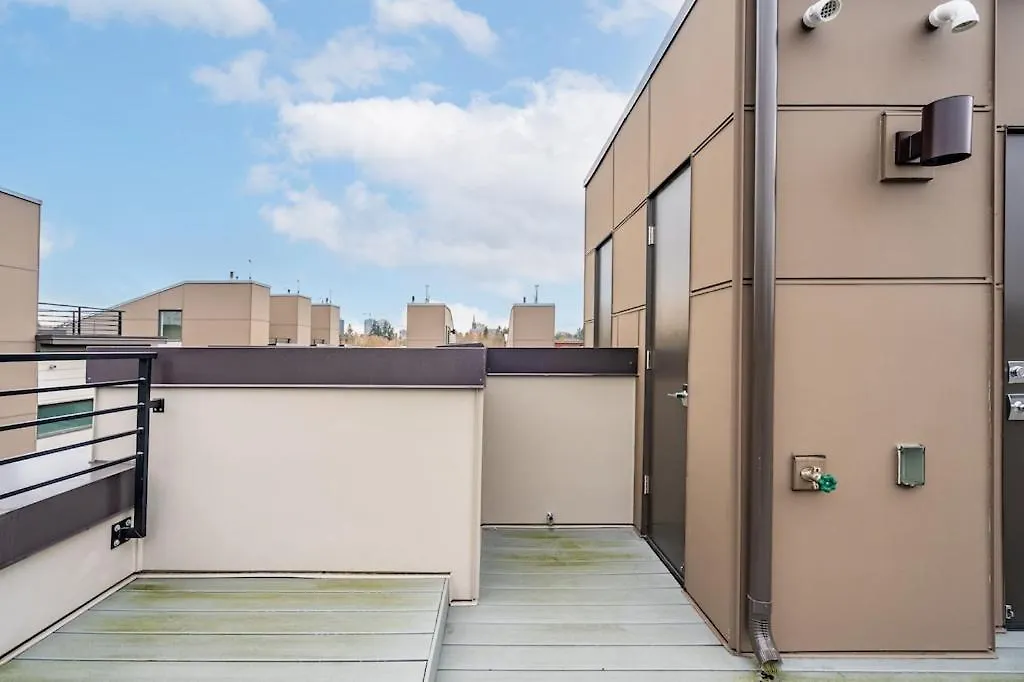 Elegant Townhome In Green Lake-1