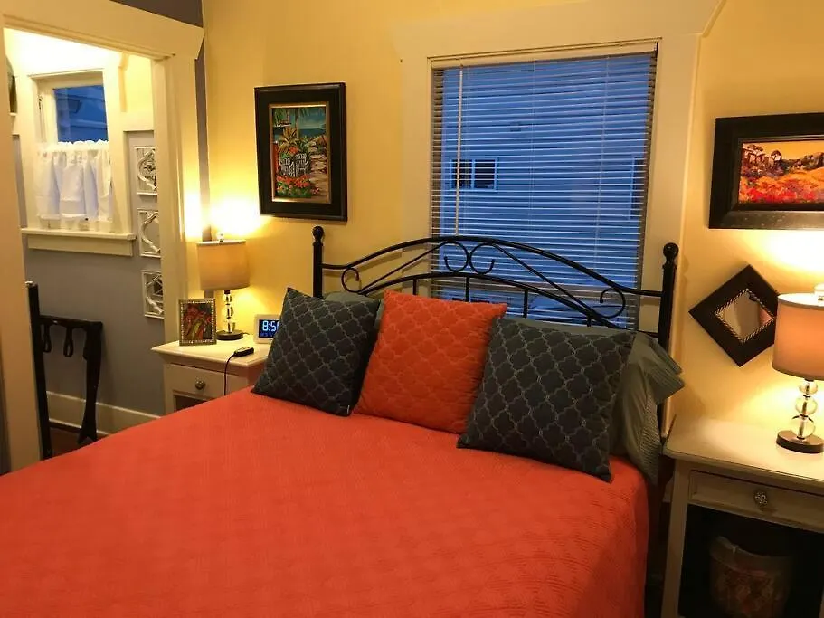 Cheerful 3 Bdrm W/ Kitchen & Lr In West Seattle-1