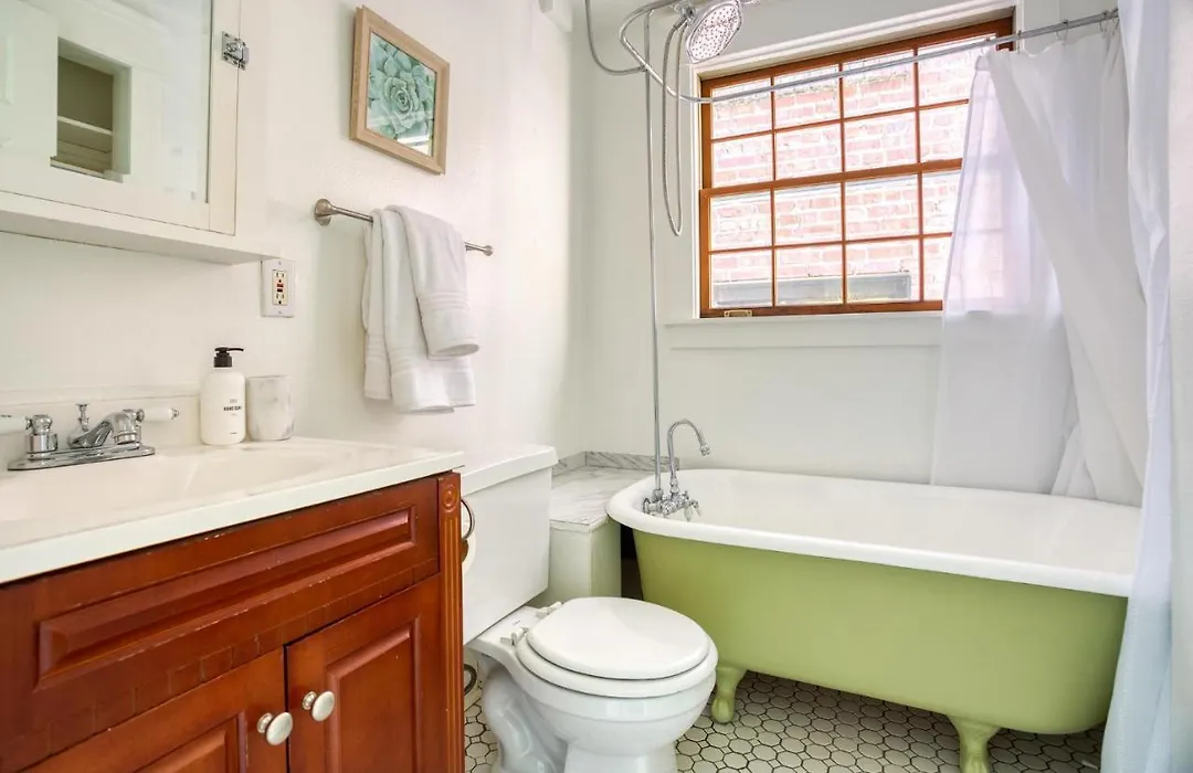 1 Bedroom Seattle Condo Near Capital-1