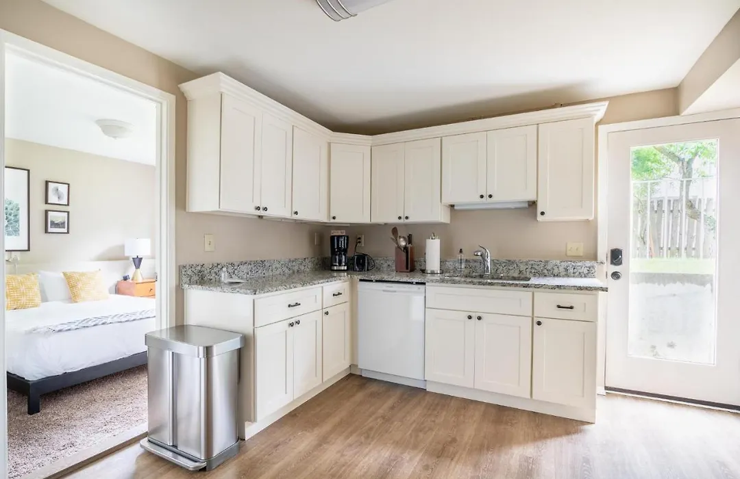 2Br Apartment In Seattle + Parking & Pets Ok-1