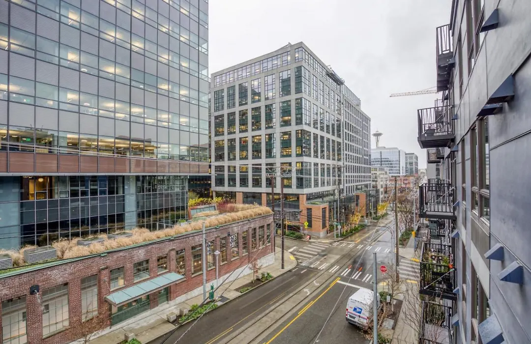 Slu 2Br W Wd Club Room Gym Nr Light Rail Sea-241-1
