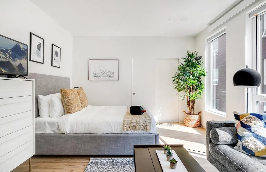 Interbay Studio With Modern Decor And Rooftop Deck-1