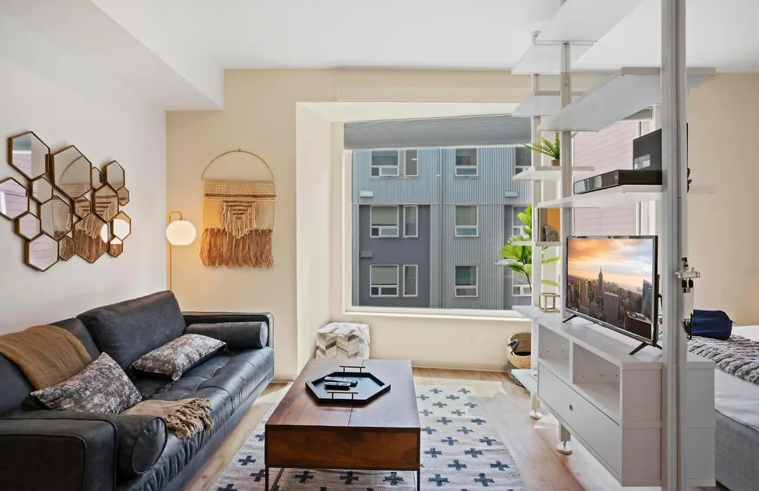 Sharp And Pet-Friendly Studio In Interbay With A Rooftop-1