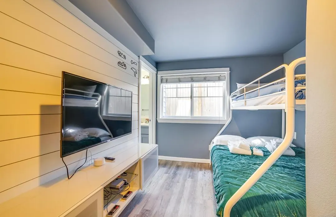 1 Mi To Green Lake Park Pet-Friendly Gem With Games-1