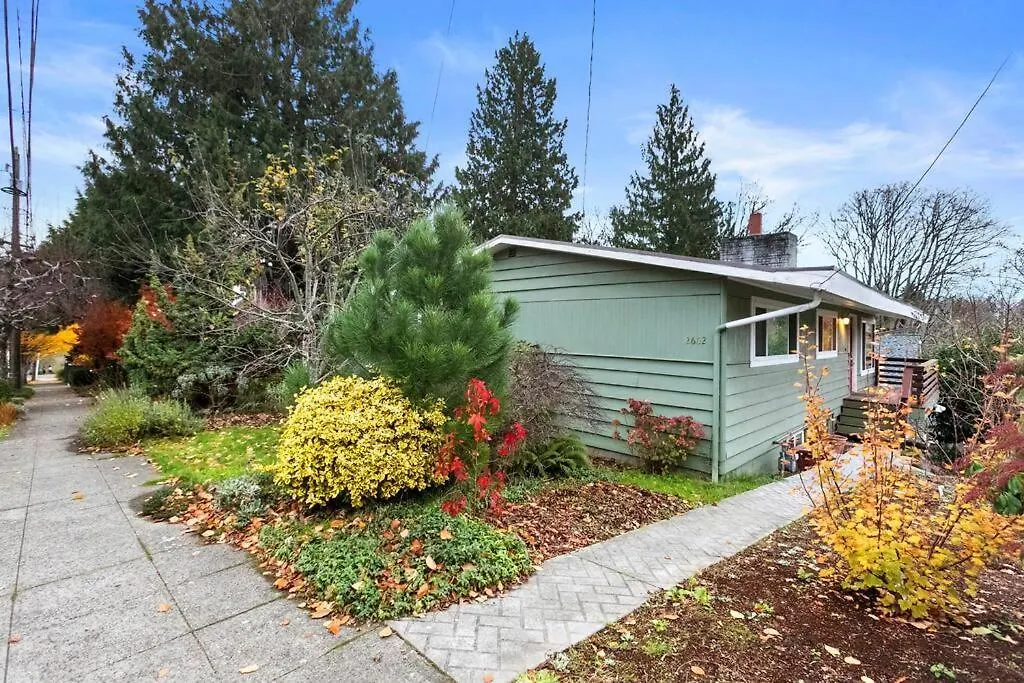 Hillside On North Queen Anne-1