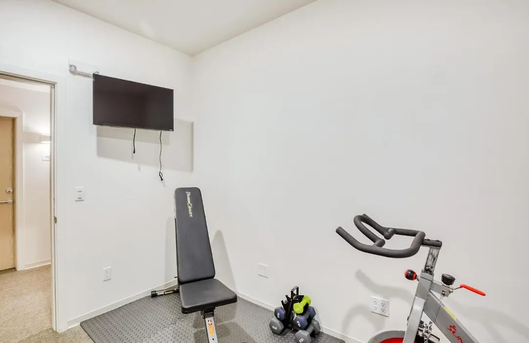 Trendy Studio With Amenities Near Interbay Waterways-1