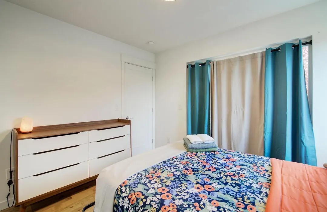 Capitol Hill Townhouse Close To Bars, Restaurants-1