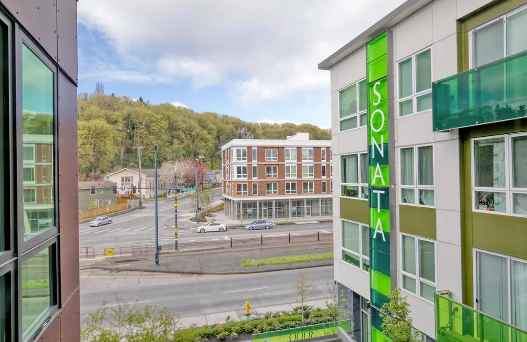 Columbia City Studio W Wd Gym Nr Light Rail Sea-346-1
