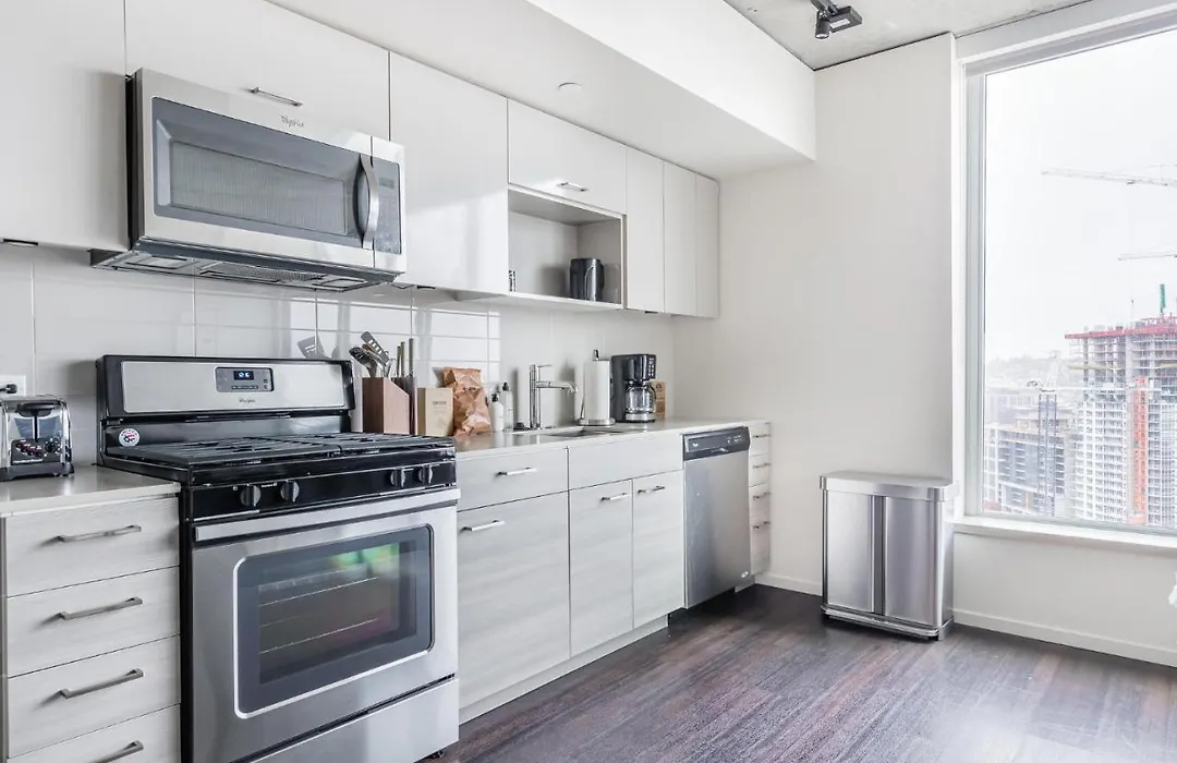 Charming Studio In Seattle Pool Pet-Friendly-1