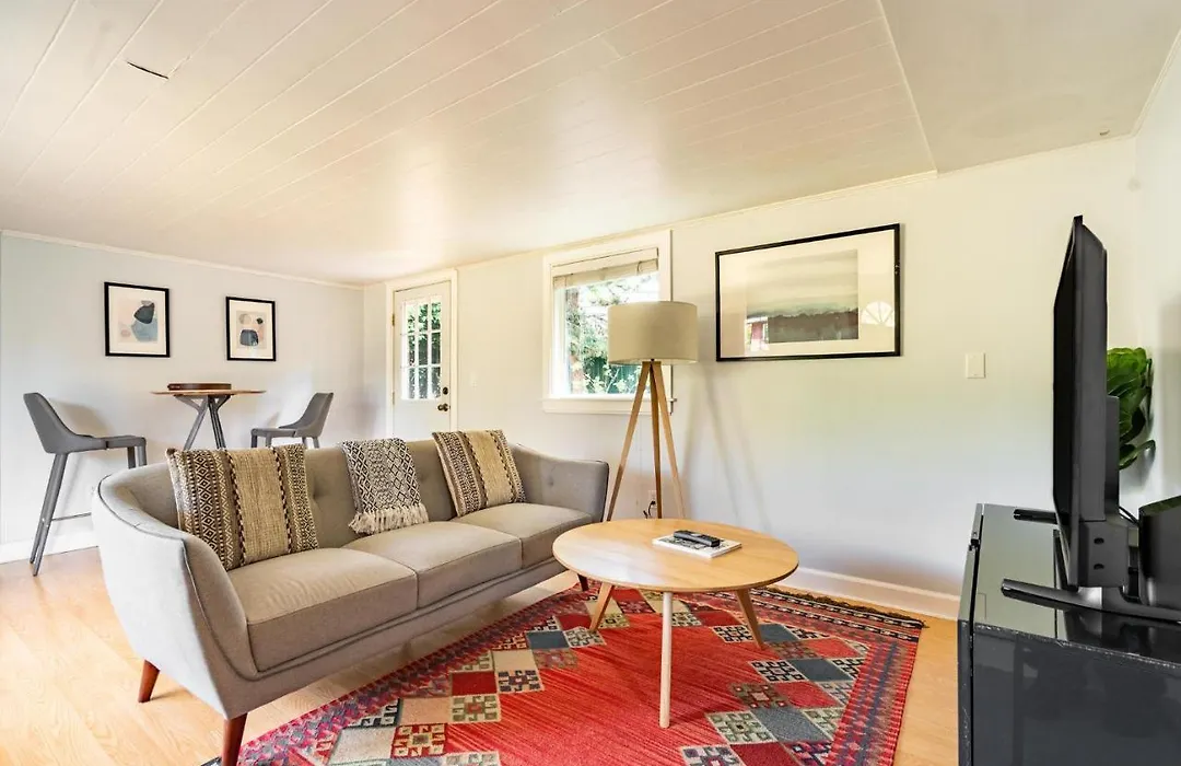Cute 1Br House In Seattle With Garage Yards-1