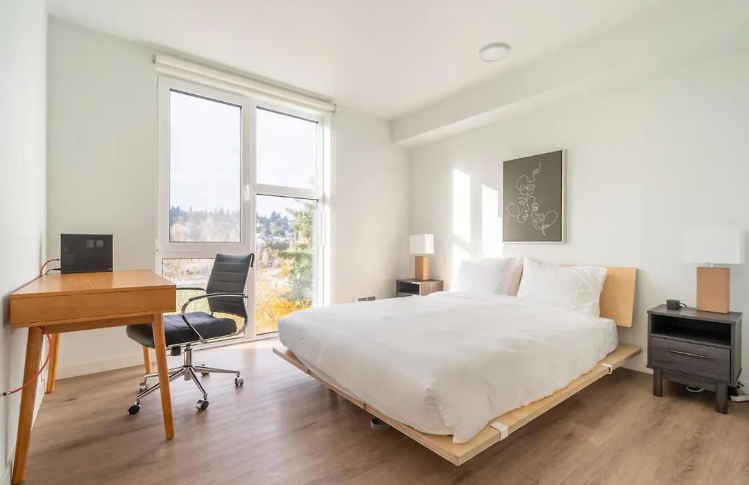 Light Filled 2Br Home In Interbay-1