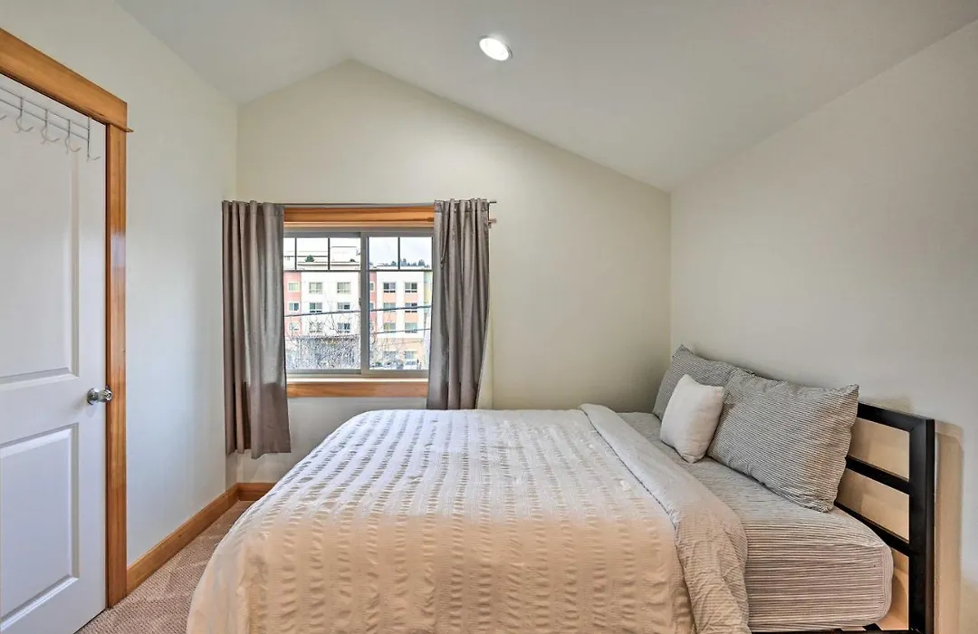 Pet-Friendly Seattle Home With Yard!-1