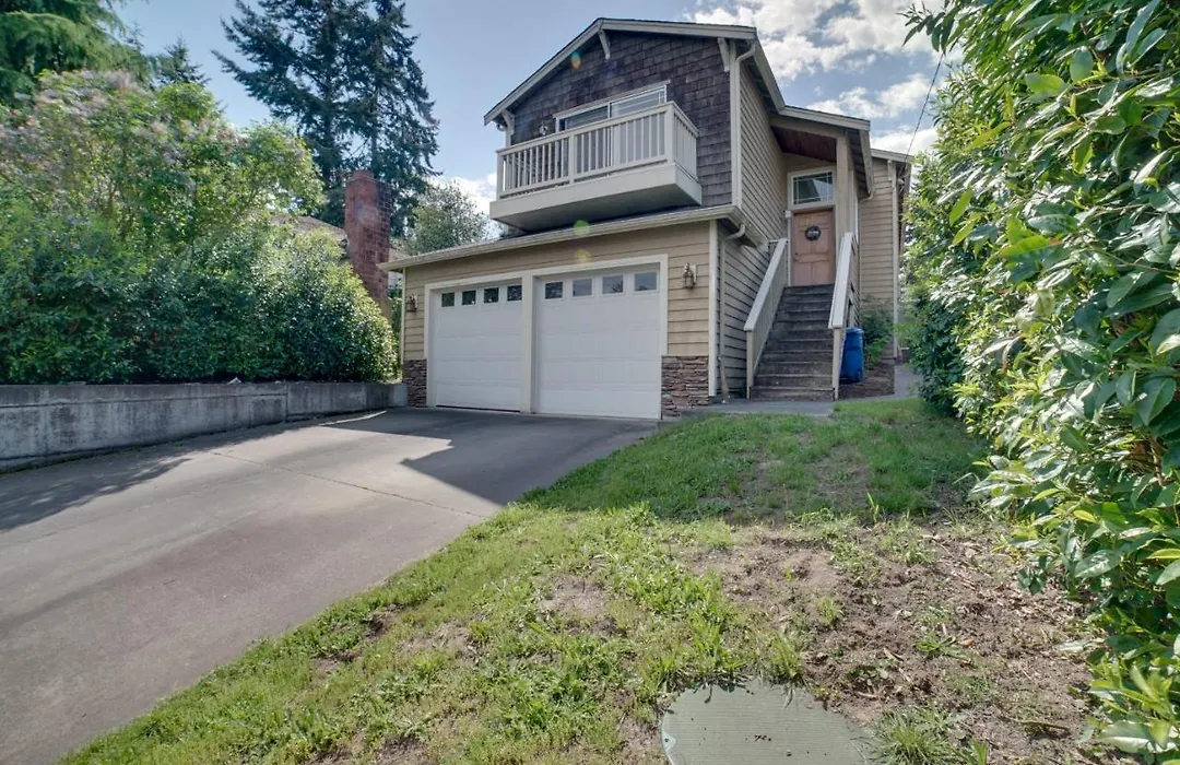 Near Public Transit & Walkable! Airy Seattle Apt-1
