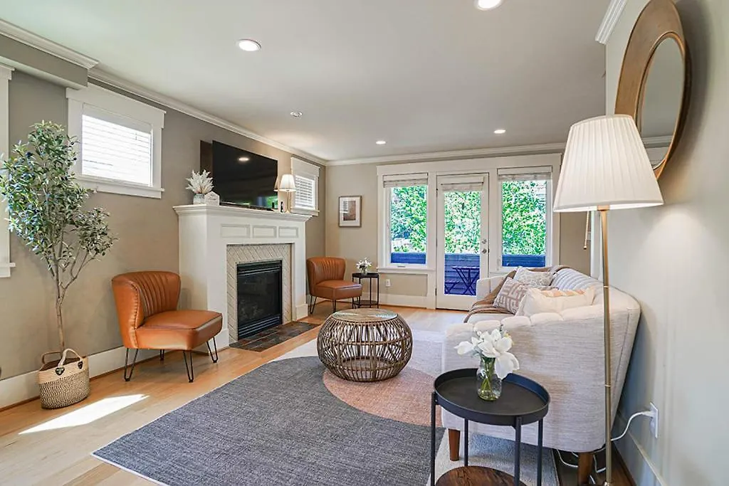 Exquisite Central Townhome With Spacious Loft And Gourmet Kitchen-1