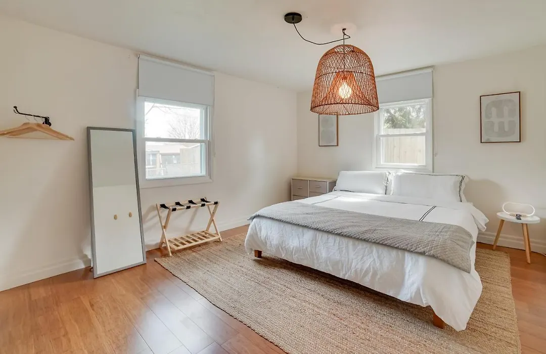Vacation Rental In Seattle With Backyard!-1