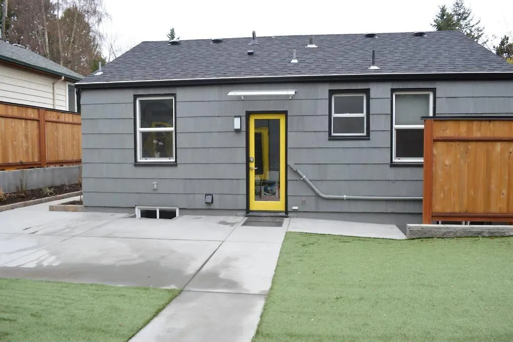 Cozy Crown Hill Carkeek Cottage 2 Beds, Full Kitchen & Backyard In North Seattle-1