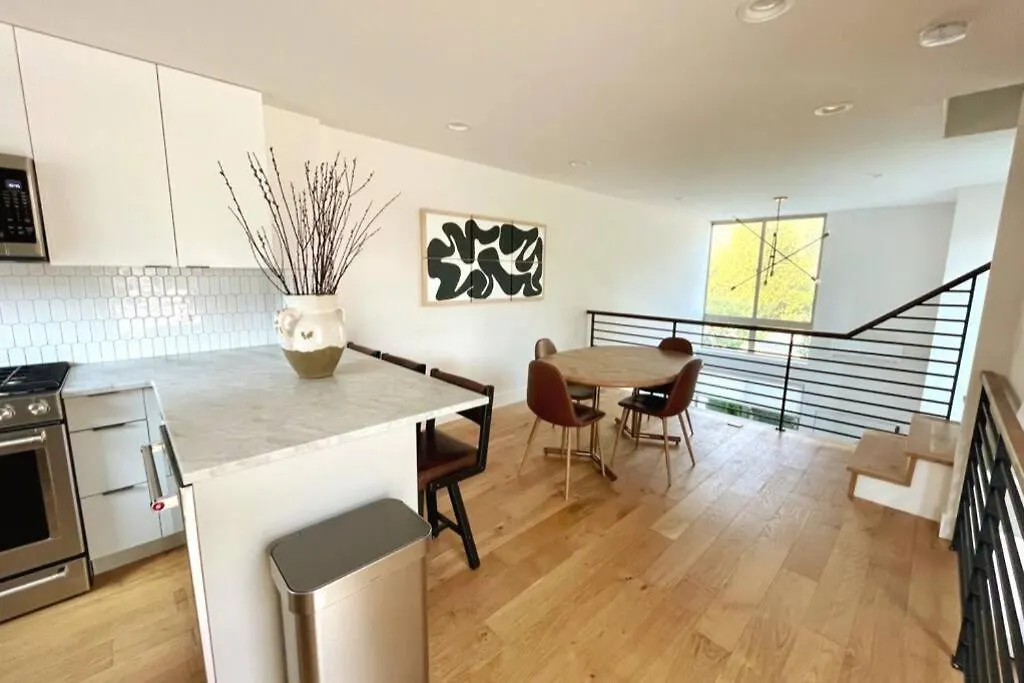 Modern And Airy W/ Luxury Finishes Near Uw & Parks-1