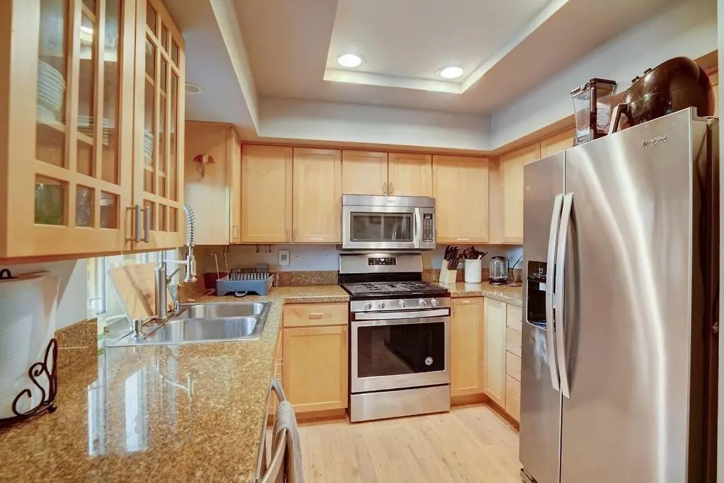 Modern 3Bed+Loft, 3.5Bath Home W/Desk, Gym Access-1