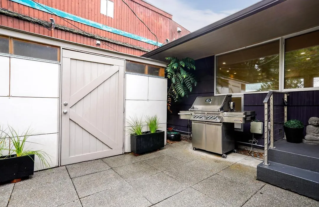 Stylish Seattle Vacation Rental With Water View-1