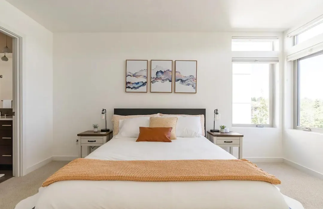 New! Beautiful 3Br Townhome With Indoor Fireplace-1