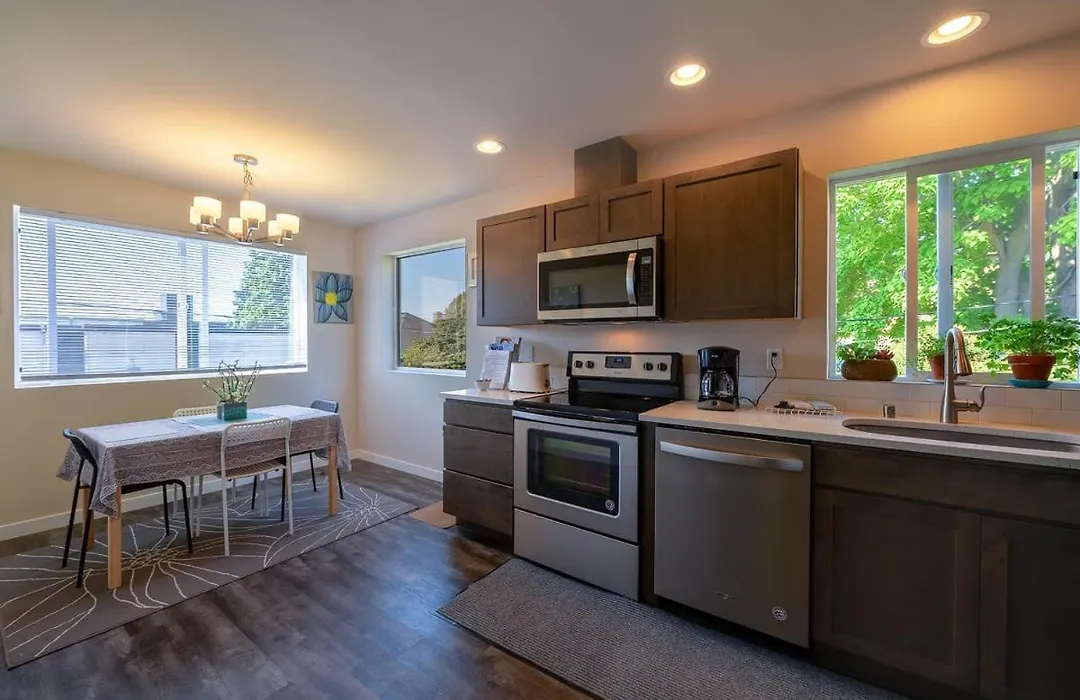 Seattle Urban Village -Private Room- Vashon - Roof Top View Deck-1