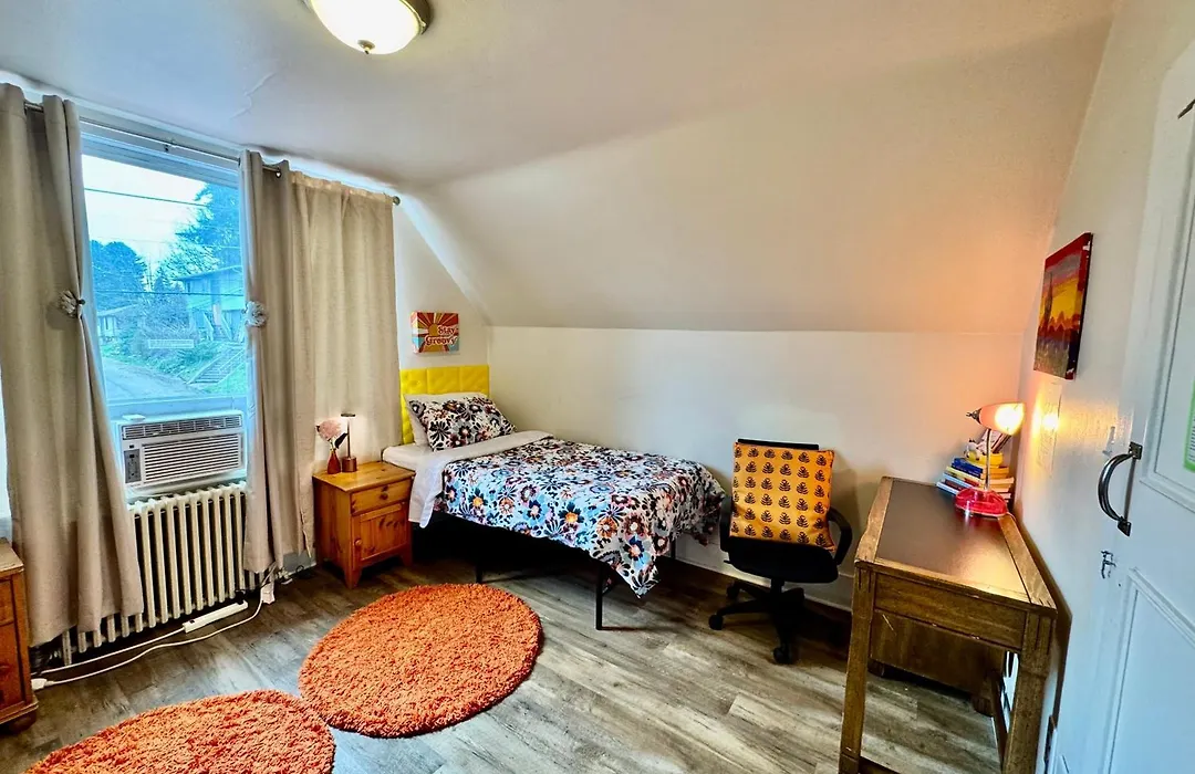 Private Room With Two Twin Beds Air Conditioning And Shared Bathrooms Located Near Seatac Airport And Downtown Seattle-1