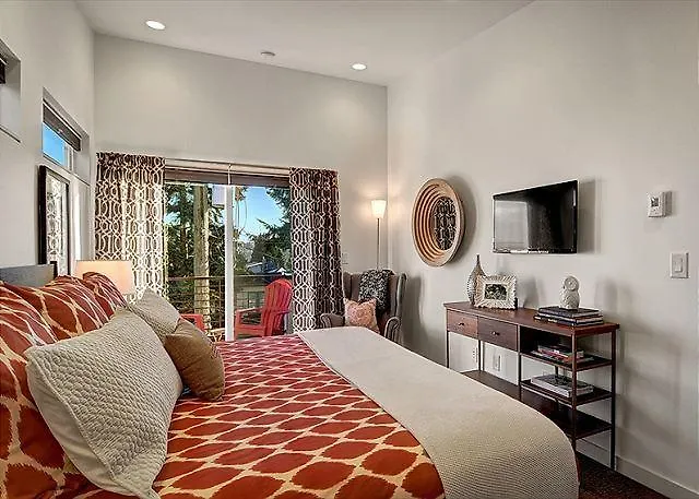 Fremont Jet City - Three Bedroom Townhome-1