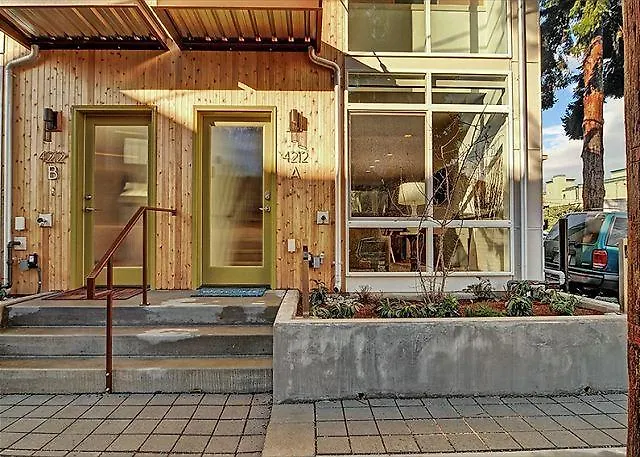 Fremont Jet City - Three Bedroom Townhome-1