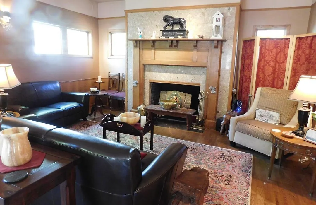 Bacon Mansion Bed And Breakfast-1
