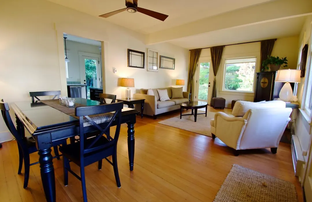 Phinney Ridge Flat With Backyard Oasis-1