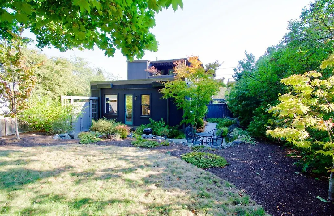 Phinney Ridge Flat With Backyard Oasis-1