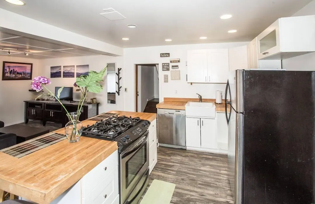 A- Greenlake Private 2Nd Floor Room-1