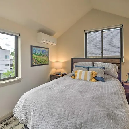 Upscale Home With Patio Walk To Green Lake Park-3