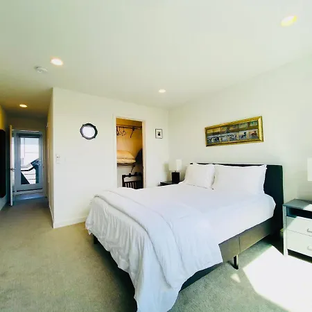 Modern Ballard Townhouse - 92 Walkscore & Rooftop!-3