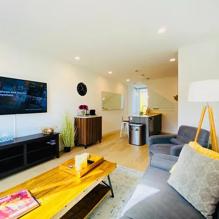 Modern Ballard Townhouse - 92 Walkscore & Rooftop!-2