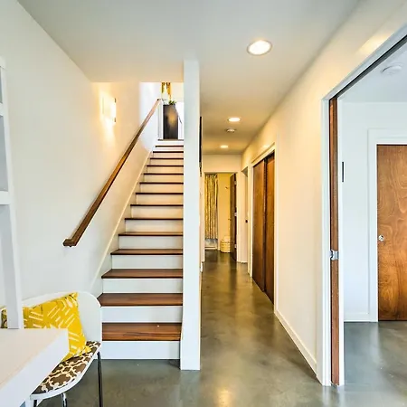 Urban Seattle Retreat With Rooftop Deck And Views-2