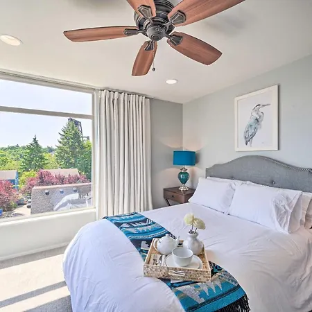 Canal & Mtn Views: Pet-Friendly Seattle Retreat-2